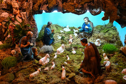 Jaslice koje prikazuju malog Isusa s Marijom i Josipom. Rođenje Isusa Krista.