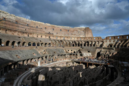 Koloseum u Rimu, Italija. Turisti u posjeti. Masivni historijski kameni amfiteatar Rimskog carstva.