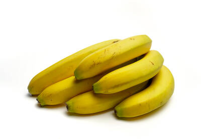 Svježe banane na bijeloj podlozi