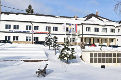 Zgrada Opštinske uprave Sokolac i spomen park ispred zgrade tokom zime