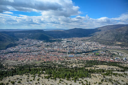 Mostar, BiH, panoramski pogled na grad. Mostar, BiH, panoramski pogled na grad. Zgrade i kuće u Mostaru.