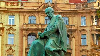 Skulptura Alois Jirasek, češki pisac historijskih novela, skulpturu su napravili Karel Pokorny i Jaroslav Fragner u Pragu.