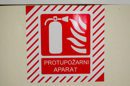 Crveni znak koji označava lokaciju aparata za gašenje požara. Simbol lokacije aparata za gašenje požara  na zidu.