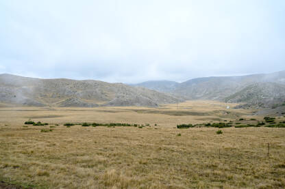 Planinska visoravan u jesen. Oblaci i magla iznad planine. Planina Bistra, Mavrovo, Sjeverna Makedonija.