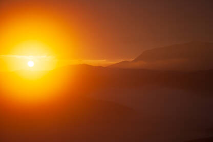 Jutarnji prizor ,izlazak sunca na planini