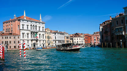 Venecija, Italija: Historijske građevine uz kanal. Čamci na vodi. Popularno turističko odredište.