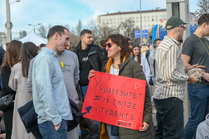Studentski protesti u Srbiji Profesori podržavaju studente u blokadi. Profesori na protestu, sa natpisom "Univerzitet je uz svoje studente".