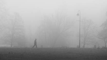 kretanje ljudi kroz maglu