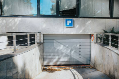 Ulaz u garažu, znak za parking iznad garažnih vrata