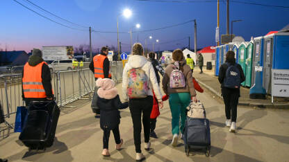 Vyšné Nemecké, Slovačka: Grupa izbjeglica iz Ukrajine bježi od rata. Ukrajinske izbjeglice prelaze granicu. Ukrajinci bježe od rata.