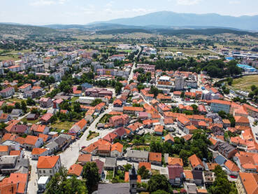 Livno, BiH, panoramski snimak. Grad Livno i Livanjsko polje, snimak dronom.