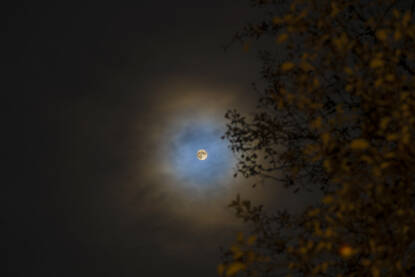 Pun mjesec iznad Bosne. Mjesečev halo efekat.