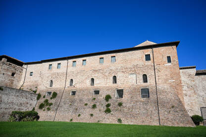 Rimini, Italija: Staro utvrđenje u centru grada. Castle Sismondo. Historijski zidovi i zgrade.