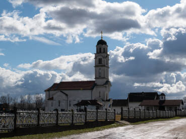 Srpska pravoslavna crkva posvećena Svim Svetim u selu Bosanski Lužani kod Dervente