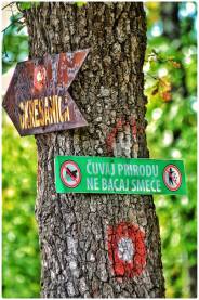 Knafelčeva markacija i dodatni putokazi i oznake na stazama planine Majevice u okolini Brčkog.