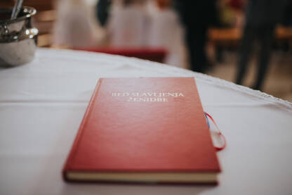 Knjiga red slavljenja ženidbe na stolu u crkvi, crvene korice