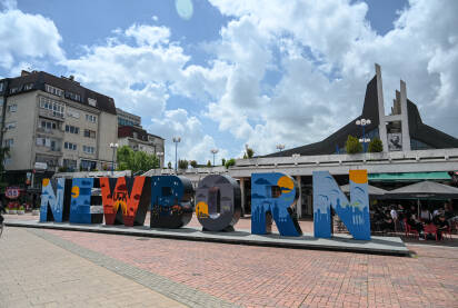 Priština, Kosovo: Newborn znak / skulptura u gradu. Spomenik u gradu. Tipografska skulptura. Turistička atrakcija na trgu.