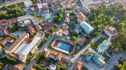 Tuzla, Bosna i Hercegovina, snimak dronom. Zgrade, ulice i kuće. Tuzla je grad i općina u sjevernoj BiH, Europi.