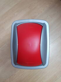 Plastična kanta za otpatke sive boje sa rotirajućim crvenim poklopcem