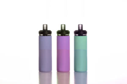 Makro fotografija tri električne cigarete izolovane na bijeloj pozadini