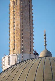 Ezan za podne - namaz sa Begove džamije. Poziv na molitvu kod Muslimana. Muškarac na krovu džamije poziva vjernike na molitvu