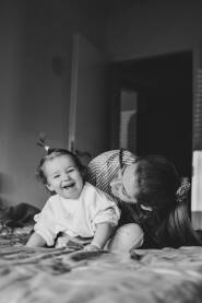 Ljubav mame i bebe. Dječija radost kroz maženje i igru.