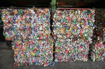 Presovane limenke za piće složene za reciklažu. Aluminijske limenke. Recikliranje otpada.
