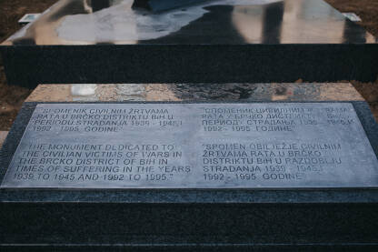 Natpis na kojem piše da je spomenik za sve civilne žrtve rata u peroidu stradanja od 1939.-1945. godine kao i 1992.-1995. godine