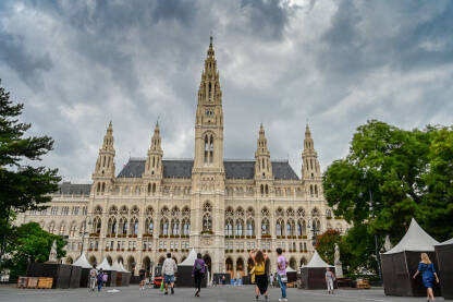 Beč, Austrija: gradska Vijećnica na Rathausplatzu sa dramatičnim tamnim oblacima u pozadini. Kncelarija gradonačelnika Beča, sjedište gradskog vijeća i lokalne samouprave.