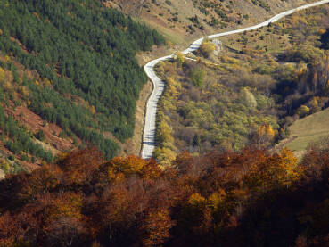 Pogled sa početka kanjona rijeke Rakitnice,planinski jesenji pejsaž, dominiraju jesenske boje i jedan tipičan vijugavi put