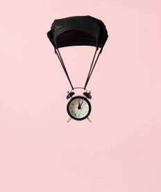 Sat s padobranom od crne zaštitne maske za lice - COVID - 19
