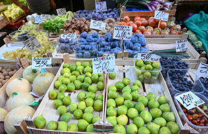 Svježe voće i povrće na pijaci u Nizozemskoj. Smokve, dinje, grožđe, šljive, paradajz, crveni luk, masline. Organski proizvodi na prodaju.