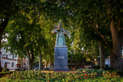 Spomenik Petru II Petroviću Njegošu u Trebinju pod čuvenim trebinjskim platanima. Spomenik je podigao pjesnik Jovan Dučić