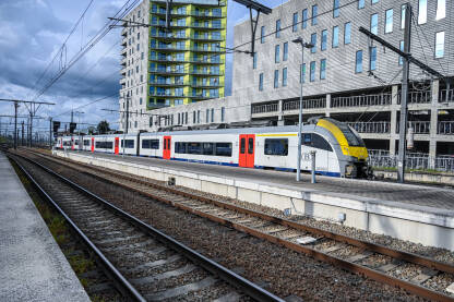 Leuven, Belgija: Moderni voz na željezničkoj stanici. Putovanje vozom. Električni motorni voz Siemens Desiro ML.