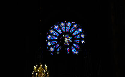 Vitraj ili vitraž u crkvi. Umjetnička dekoracija na staklu u katedrali. Vjerski simboli. Staklo u boji.