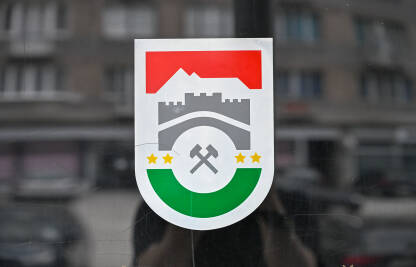 Grb općine Vareš na ulazu u zgradu općine / opštine Vareš u Bosni i Hercegovini.