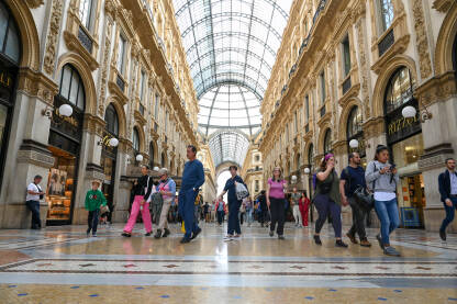 Milano, Italija: Ljudi šetaju galerijom Vittorio Emanuele. Najstarija trgovačka galerija u Italiji i poznata turistička atrakcija u centru grada.