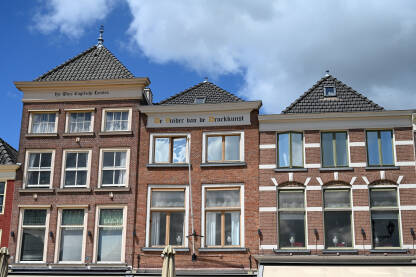 Zgrade i fasade u centru Delfta, Nizozemska.