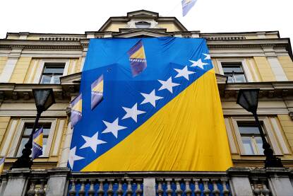 Zastava Bosne i Hercegovine, postavljena zastava u Titovoj ulici, povodom Dana neovisnosti BiH.