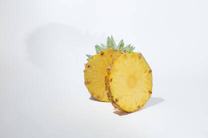 Svježi Ananas izolovan na bijeloj pozadini.
Tropsko voće .