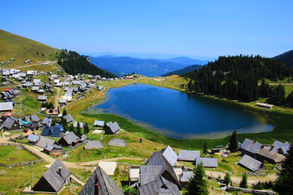 Prokoško jezero i selo u podnožju najvišeg vrha planine Vranice.
