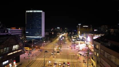 Sarajevo noću. Marijin dvor u Sarajevu, glavna ulica. Parlament Bosne i Hercegovine