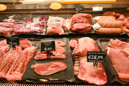 Svježe meso u trgovini. Sirovo meso za prodaju u hladnjaku u supermarketu. Goveđe meso u mesnici.