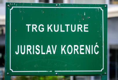 Ploča sa natpisom Trg kulture Jurislav Korenić