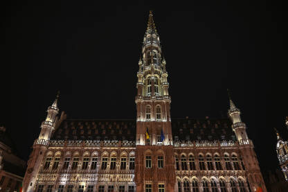 Brisel, Belgija: Gradska vijećnica u centru grada noću. Zgrade u Briselu. Grand Place je centralni trg u Briselu.