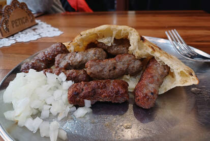 Ćevapi ili ćevapčići  su bosanskohercegovački nacionalni specijalitet sa roštilja i najpoznatiji bosanskohercegovački brand u inostranstvu, a tradicionalno se služe u ćavabdžinicama.