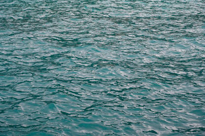 Morski valovi. Površina vode. More.