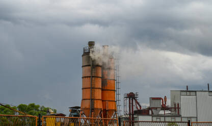 Industrijska zona. Dim iz silosa u fabrici. Industrijska zona. Dim iz silosa u fabrici. Industrijska proizvodnja.