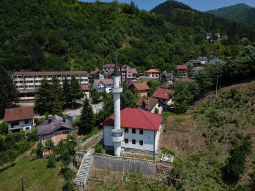 Bijela džamija ili Skender-begova džamija izgrađena je krajem 17. vijeka. Nalazi se u dijelu grada, u podnožju brda Stari grad na kome se nalazi srednjovjekovni kameni grad.
