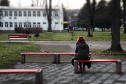Nasilje u porodici. Rodno zasnovano nasilje. Usamljena žena. 

Fotografija besplatna za medijsku upotrebu, komercijalno korištenje zabranjeno.

Autorka: Svjetlana Panić